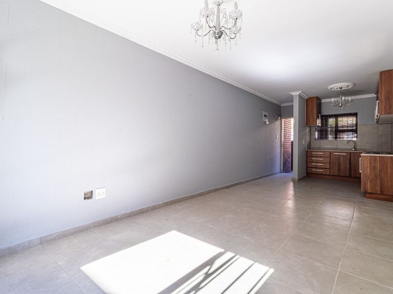Beautifully Maintained Ground Floor Apartment in Prime Setting - Photo 2