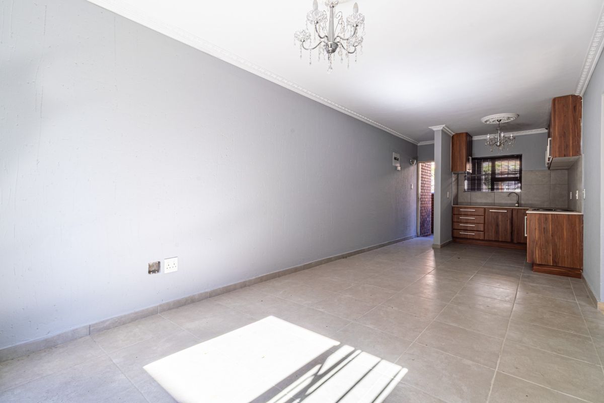 Beautifully Maintained Ground Floor Apartment in Prime Setting - Photo 2