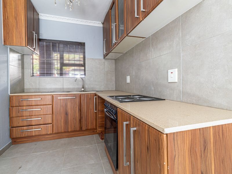 Beautifully Maintained Ground Floor Apartment in Prime Setting - Photo 4