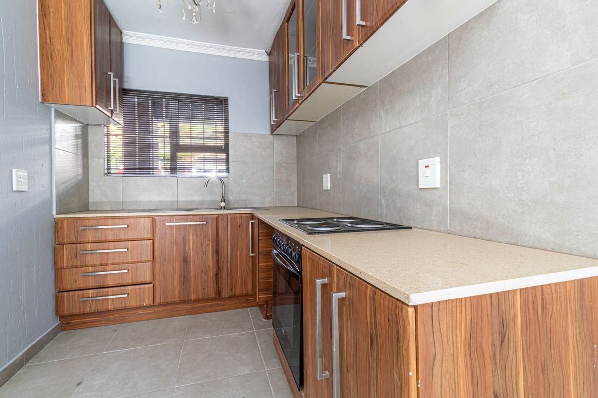 Beautifully Maintained Ground Floor Apartment in Prime Setting - Photo 4