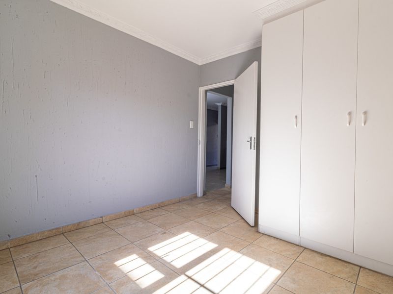 Beautifully Maintained Ground Floor Apartment in Prime Setting - Photo 10