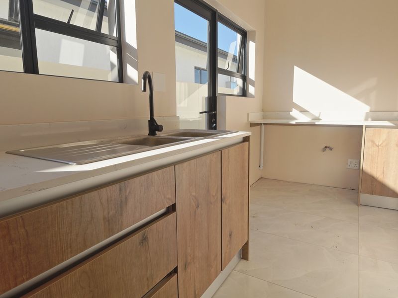 Brand-New 4-Bedroom Home with Sea Views for Sale in Fountains Estate, Jeffreys Bay - Photo 7
