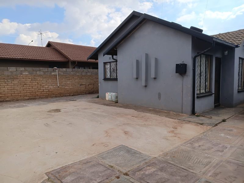House for sale in Protea Glen ext 3 - Photo 2