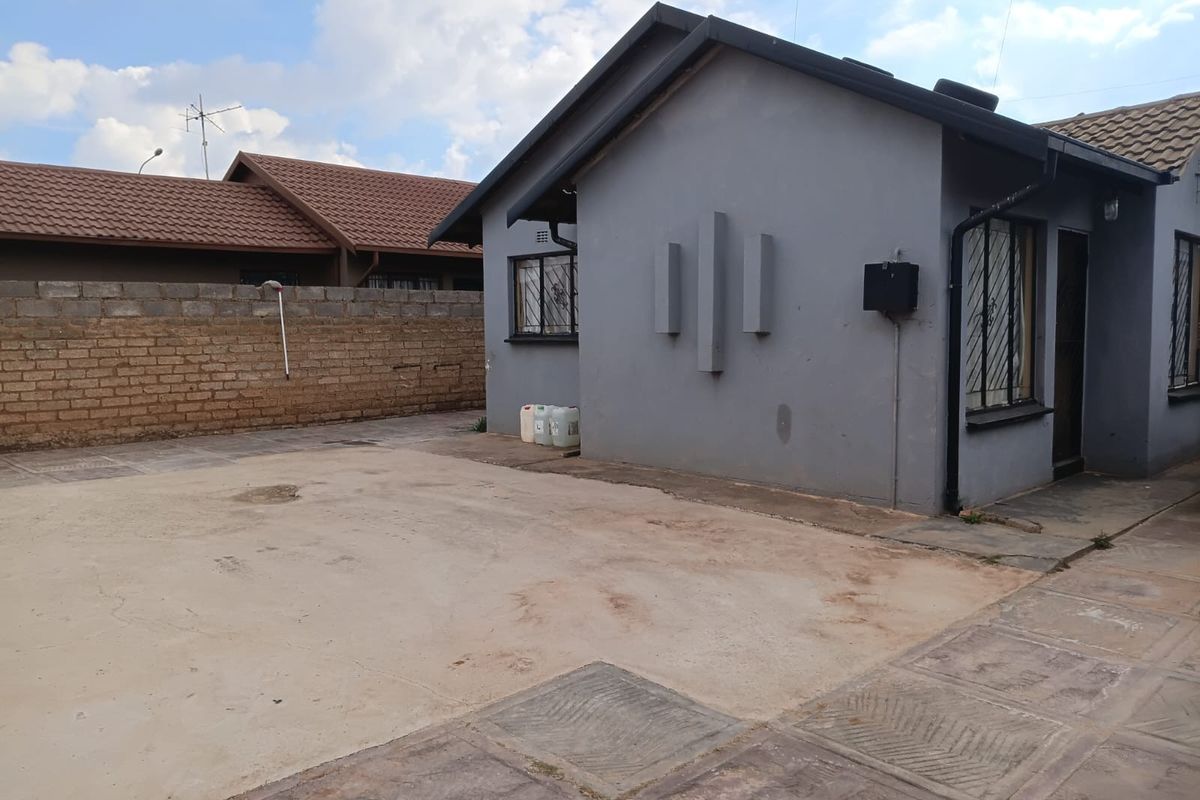 House for sale in Protea Glen ext 3 - Photo 2