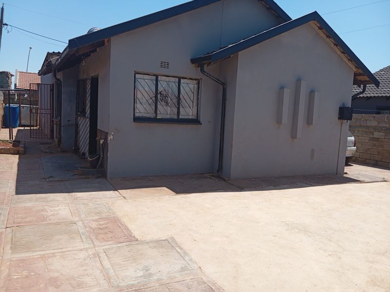 House for sale in Protea Glen ext 3 - Photo 1