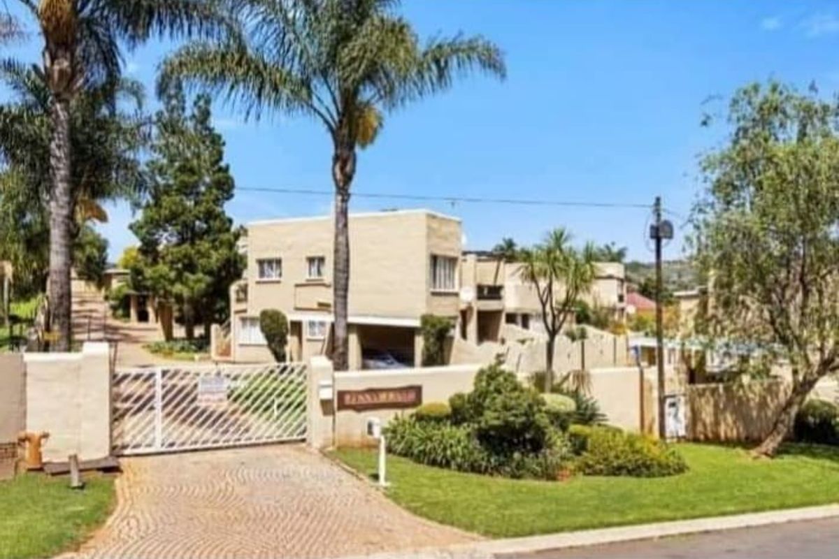 Townhouse For Sale in Roodekrans, Roodepoort - Photo 3