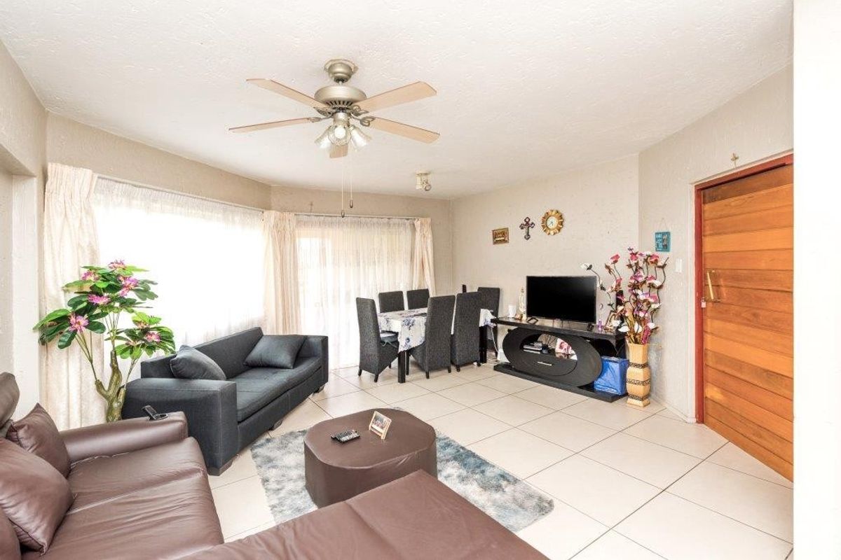 Spacious Ground Floor Living in the Heart of Bedfordview - Photo 4
