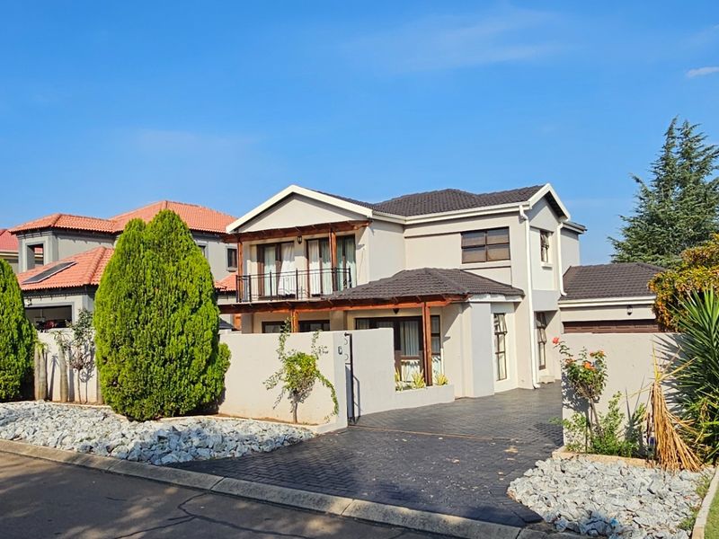 BEAUTIFUL PROPERTY IN POPULAR SECURITY ESTATE - MAKE AN OFFER!!! - Photo 2