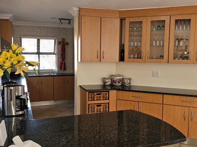 BEAUTIFUL PROPERTY IN POPULAR SECURITY ESTATE - READY TO BE OCCUPIED - Photo 9