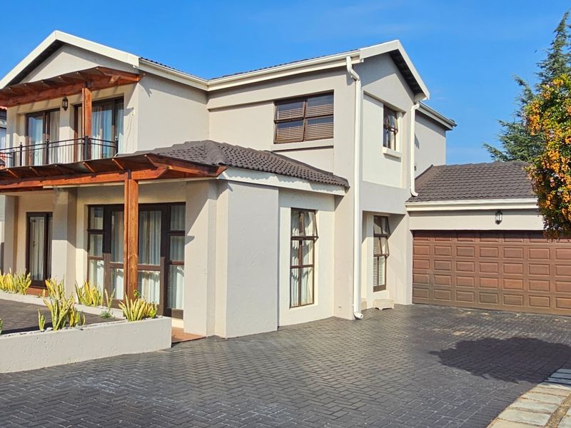 BEAUTIFUL PROPERTY IN POPULAR SECURITY ESTATE - READY TO BE OCCUPIED - Photo 3