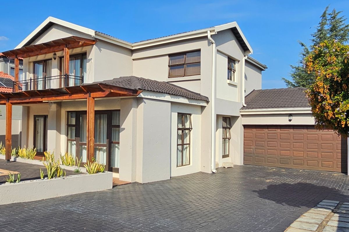 BEAUTIFUL PROPERTY IN POPULAR SECURITY ESTATE - READY TO BE OCCUPIED - Photo 3
