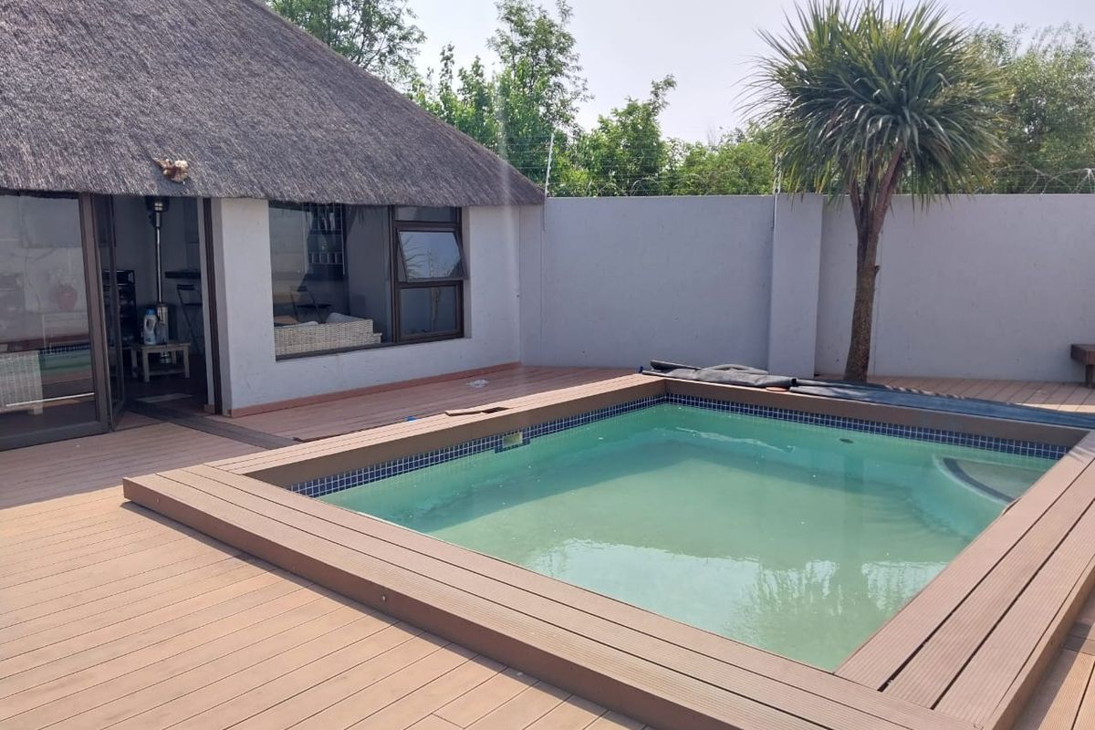 4 Bedroom house For Sale in Corlett Gardens, Johannesburg - Photo 5