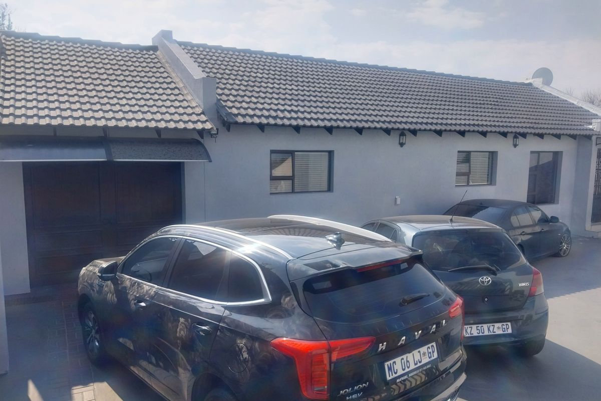 4 Bedroom house For Sale in Corlett Gardens, Johannesburg - Photo 3