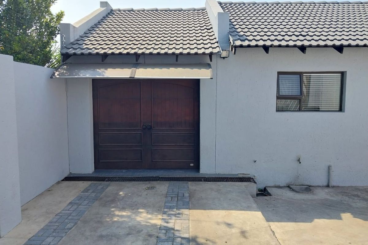 4 Bedroom house For Sale in Corlett Gardens, Johannesburg - Photo 2