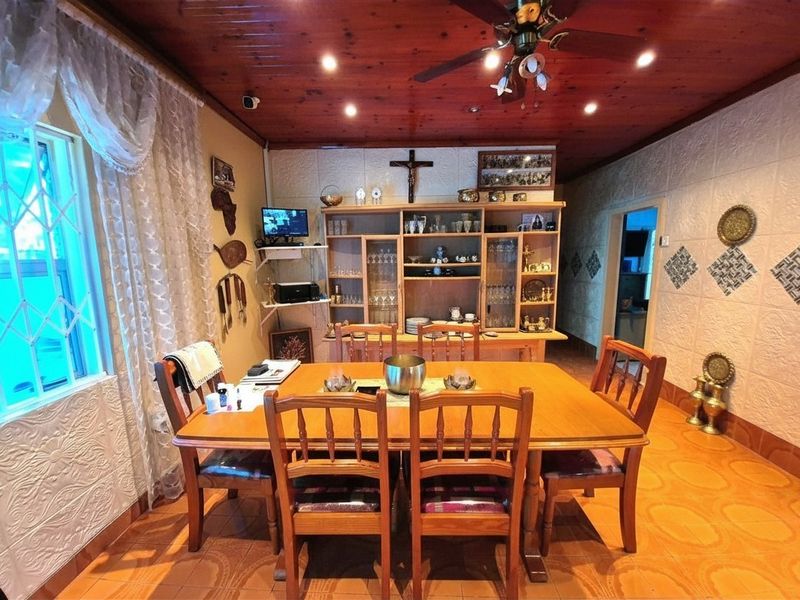ELEGANT HILLTOP FAMILY HOME WITH ENTERTAINMENT PARADISE - Photo 8