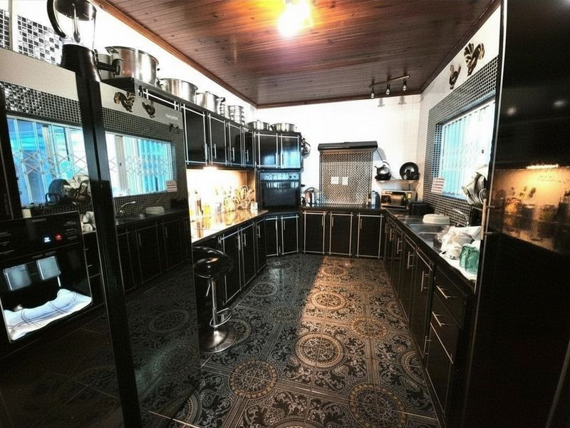 ELEGANT HILLTOP FAMILY HOME WITH ENTERTAINMENT PARADISE - Photo 7
