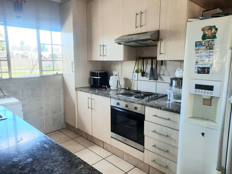 Apartment For Sale in Radiokop, Roodepoort - Photo 8