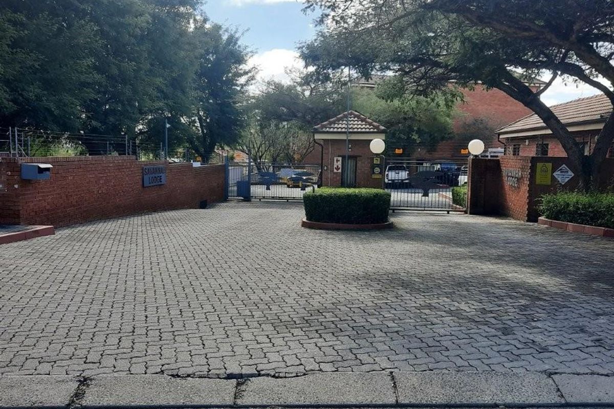 Apartment For Sale in Honeydew Manor, Roodepoort - Photo 2