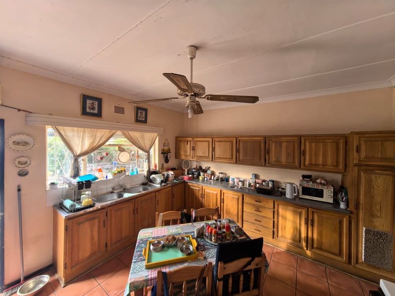 A Generational Gem Waiting For Your Personal Touch in Verwoerdpark, Kimberley - Photo 4