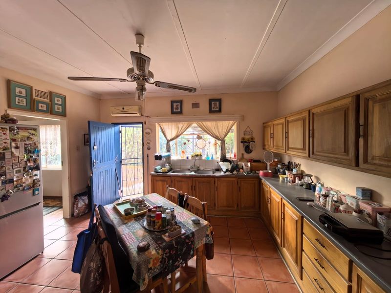 A Generational Gem Waiting For Your Personal Touch in Verwoerdpark, Kimberley - Photo 2