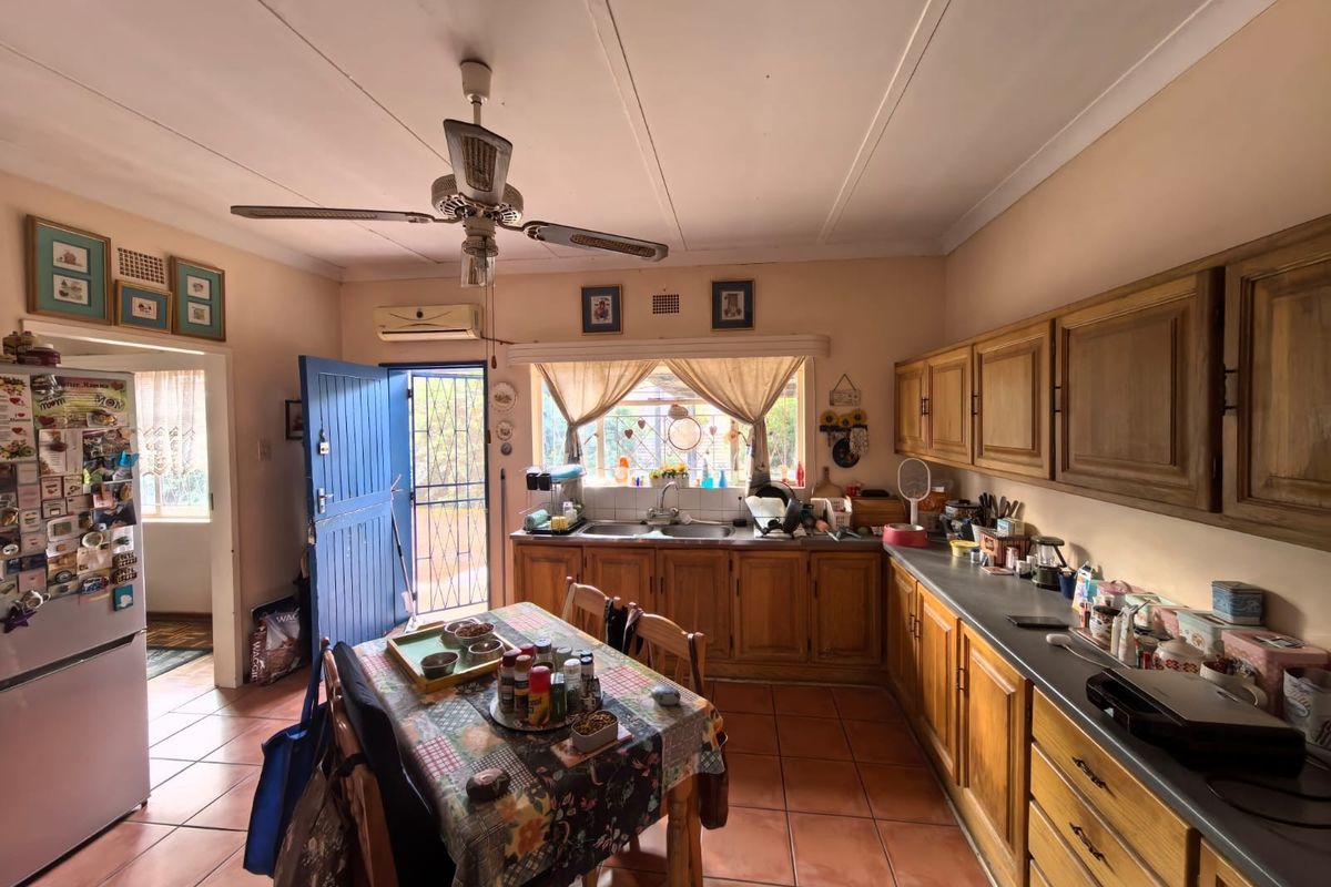 A Generational Gem Waiting For Your Personal Touch in Verwoerdpark, Kimberley - Photo 2