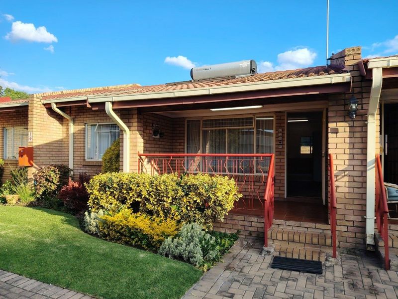 Retirement - Comfort, peace of mind, and easy living - all wrapped into one beautiful home - Photo 1