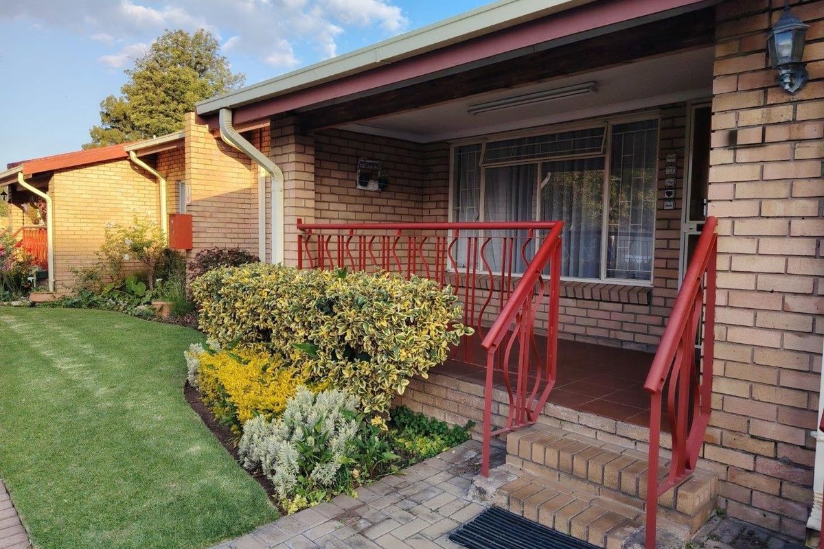 Retirement - Comfort, peace of mind, and easy living - all wrapped into one beautiful home - Photo 2