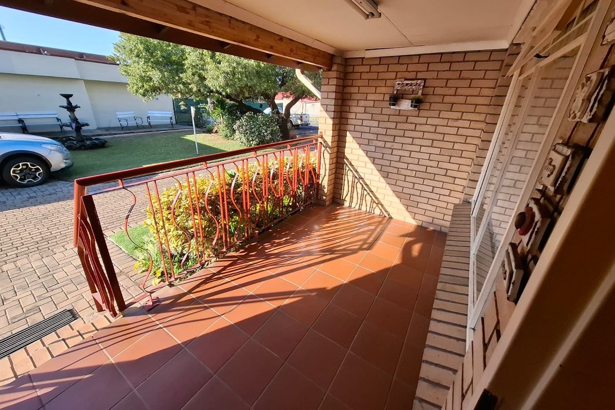 Retirement - Comfort, peace of mind, and easy living - all wrapped into one beautiful home - Photo 4