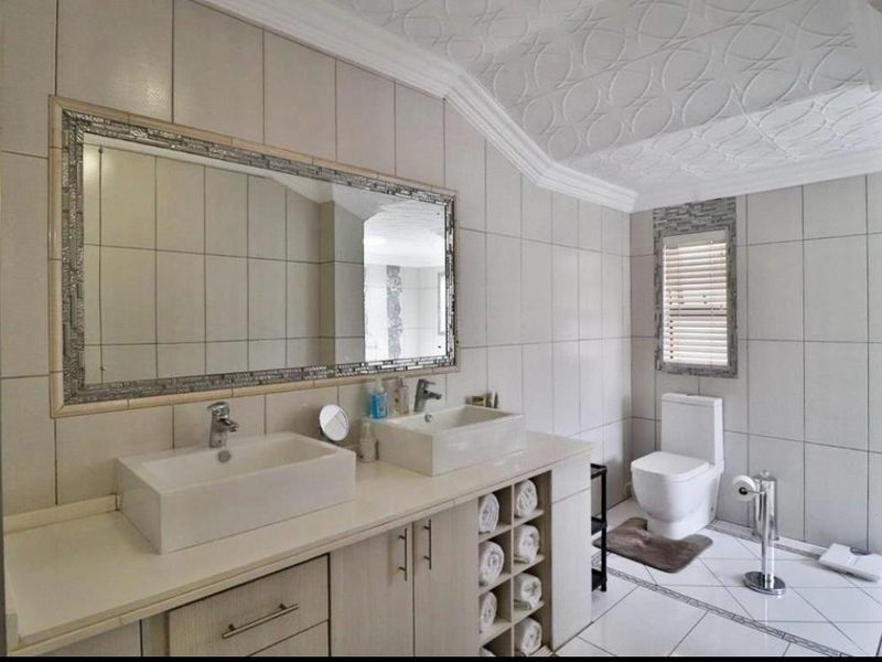 Stunning 4 bedroom house with a swimming pool for rent is waiting for you and lovely family - Photo 10