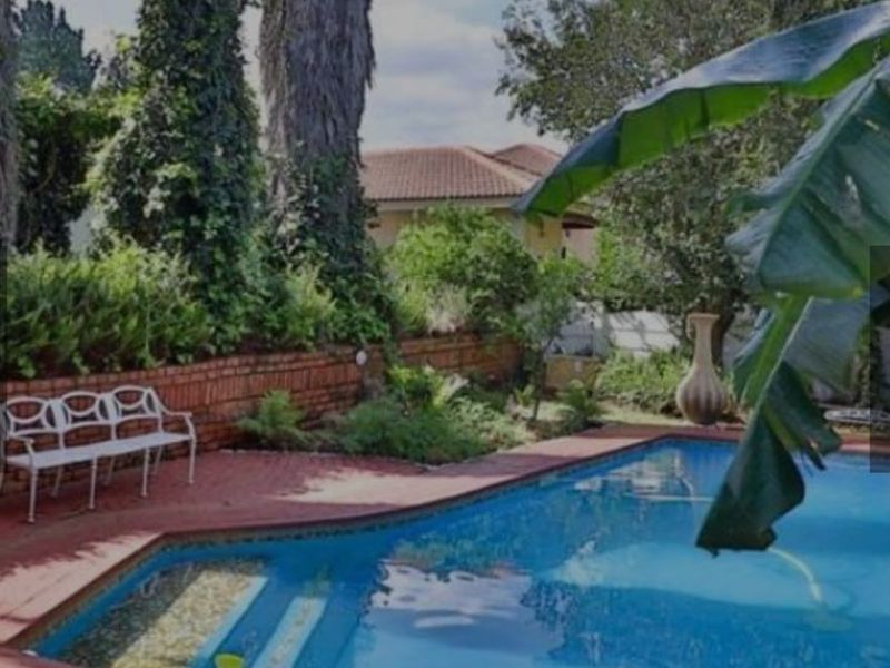 Stunning 4 bedroom house with a swimming pool for rent is waiting for you and lovely family - Photo 1