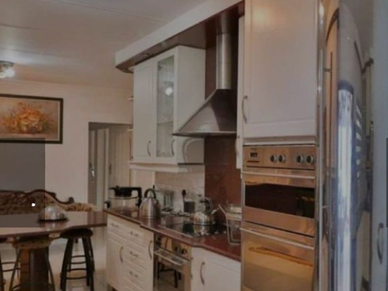 Stunning 4 bedroom house with a swimming pool for rent is waiting for you and lovely family - Photo 2
