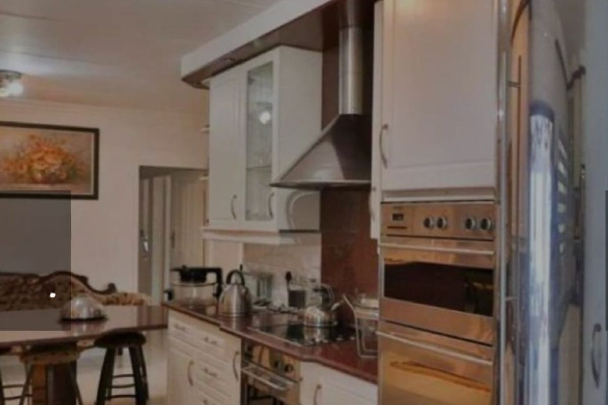 Stunning 4 bedroom house with a swimming pool for rent is waiting for you and lovely family - Photo 2
