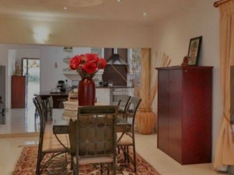 Stunning 4 bedroom house with a swimming pool for rent is waiting for you and lovely family - Photo 9