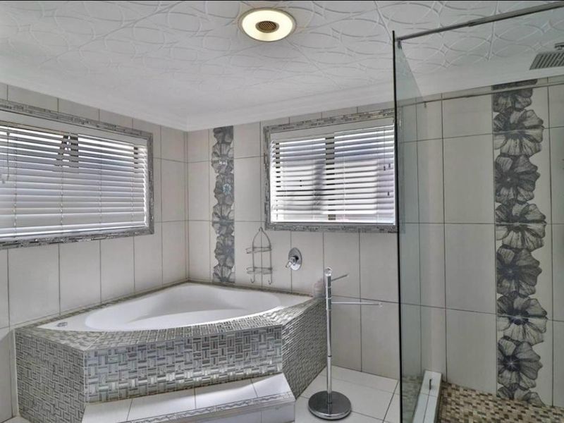 Stunning 4 bedroom house with a swimming pool for rent is waiting for you and lovely family - Photo 6