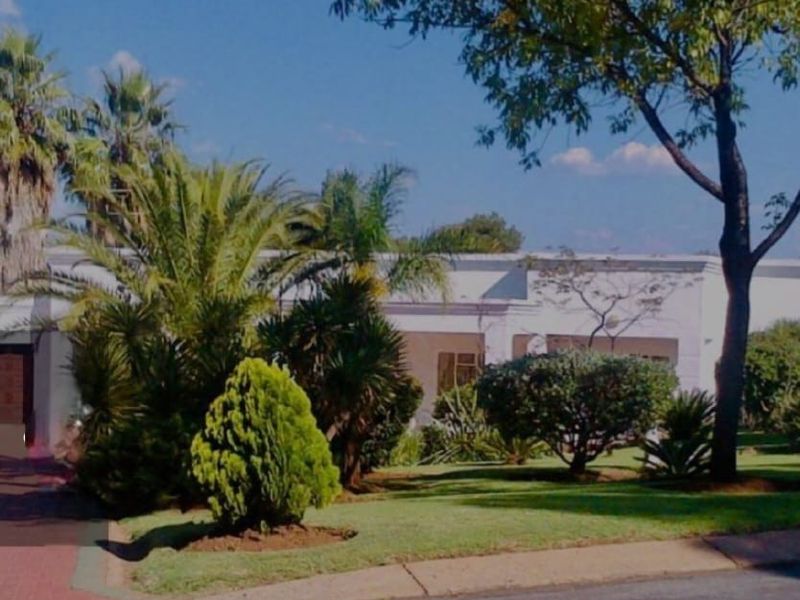 Stunning 4 bedroom house with a swimming pool for rent is waiting for you and lovely family - Photo 3