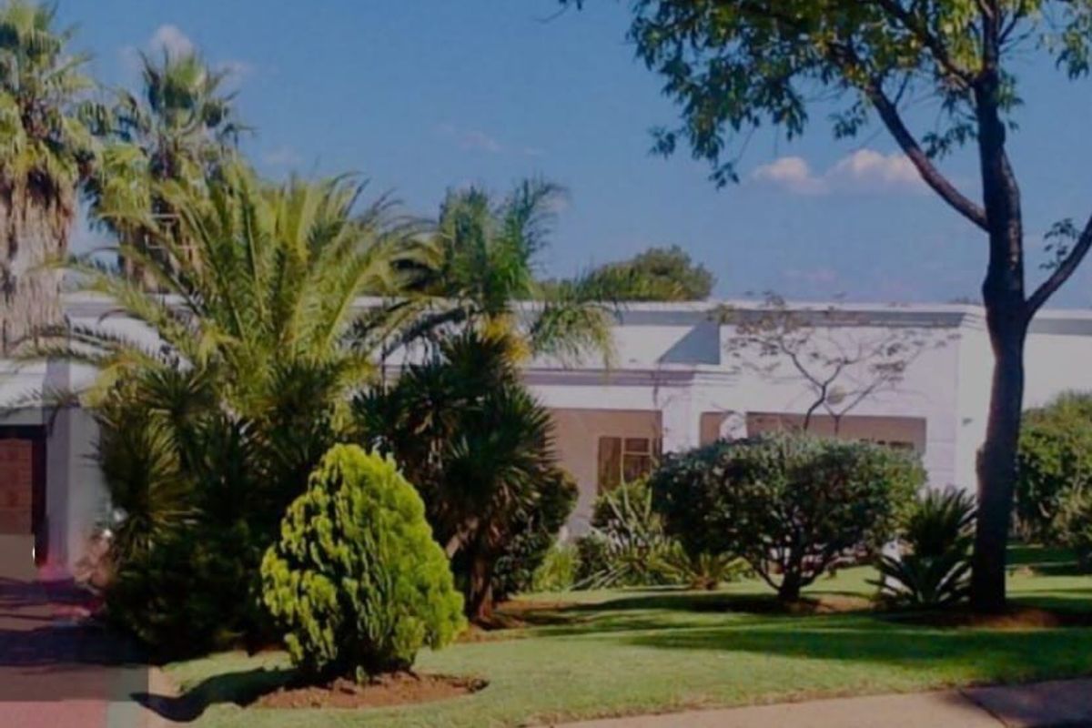 Stunning 4 bedroom house with a swimming pool for rent is waiting for you and lovely family - Photo 3