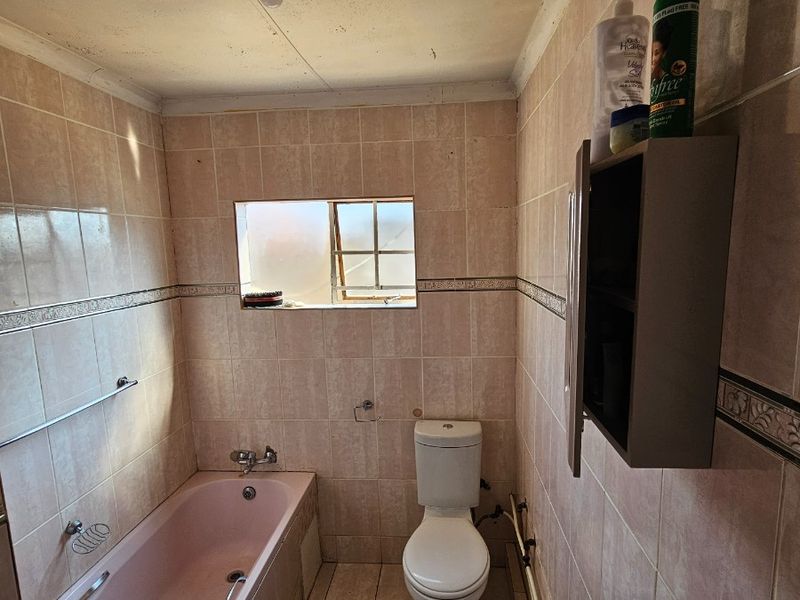Urgent House Sale in Thabong, Welkom - Photo 8