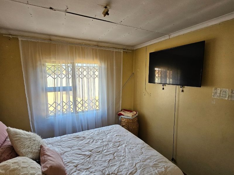 Urgent House Sale in Thabong, Welkom - Photo 7