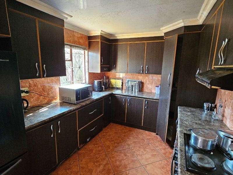 Urgent House Sale in Thabong, Welkom - Photo 2