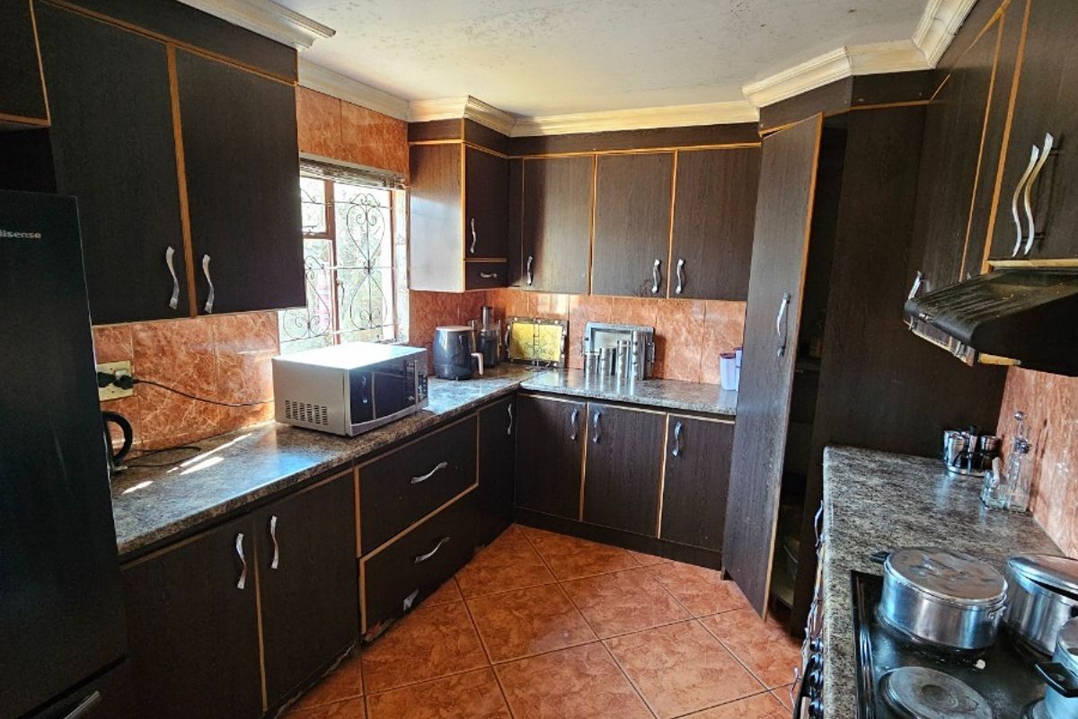Urgent House Sale in Thabong, Welkom - Photo 2