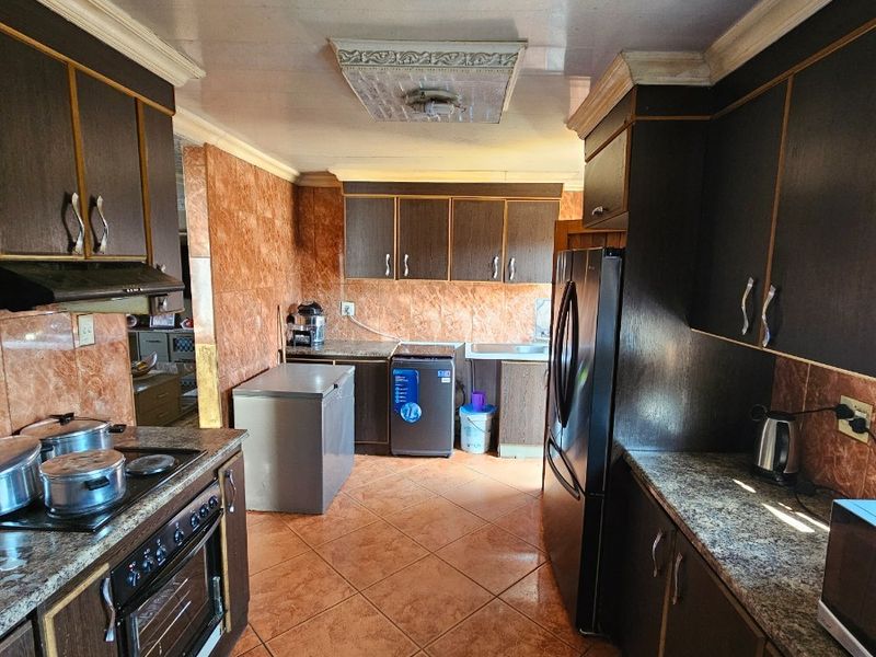 Urgent House Sale in Thabong, Welkom - Photo 3