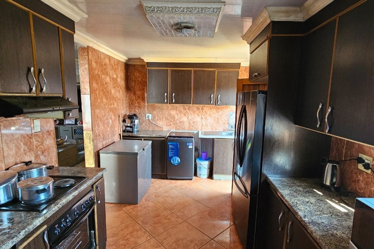 Urgent House Sale in Thabong, Welkom - Photo 3