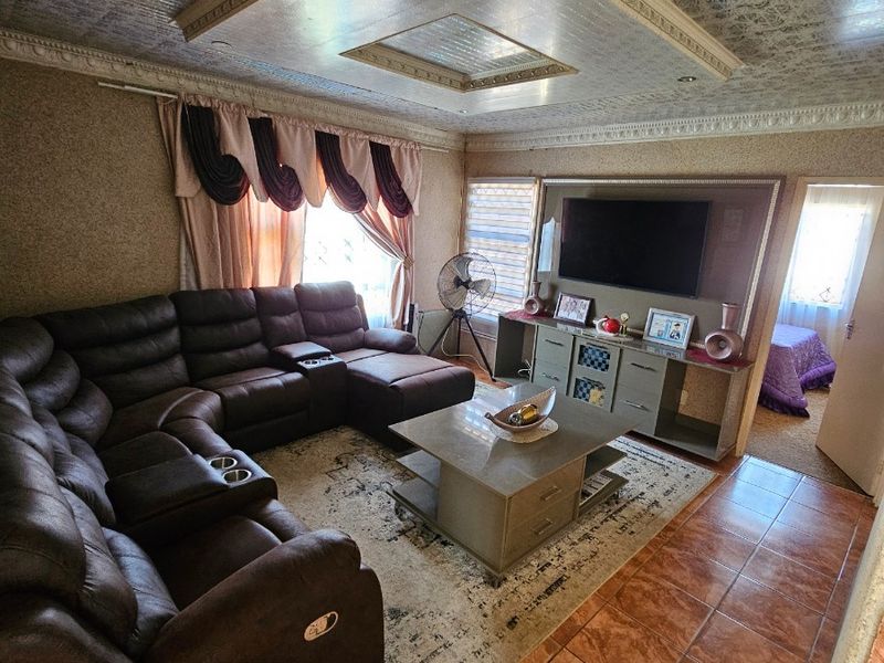 Urgent House Sale in Thabong, Welkom - Photo 4