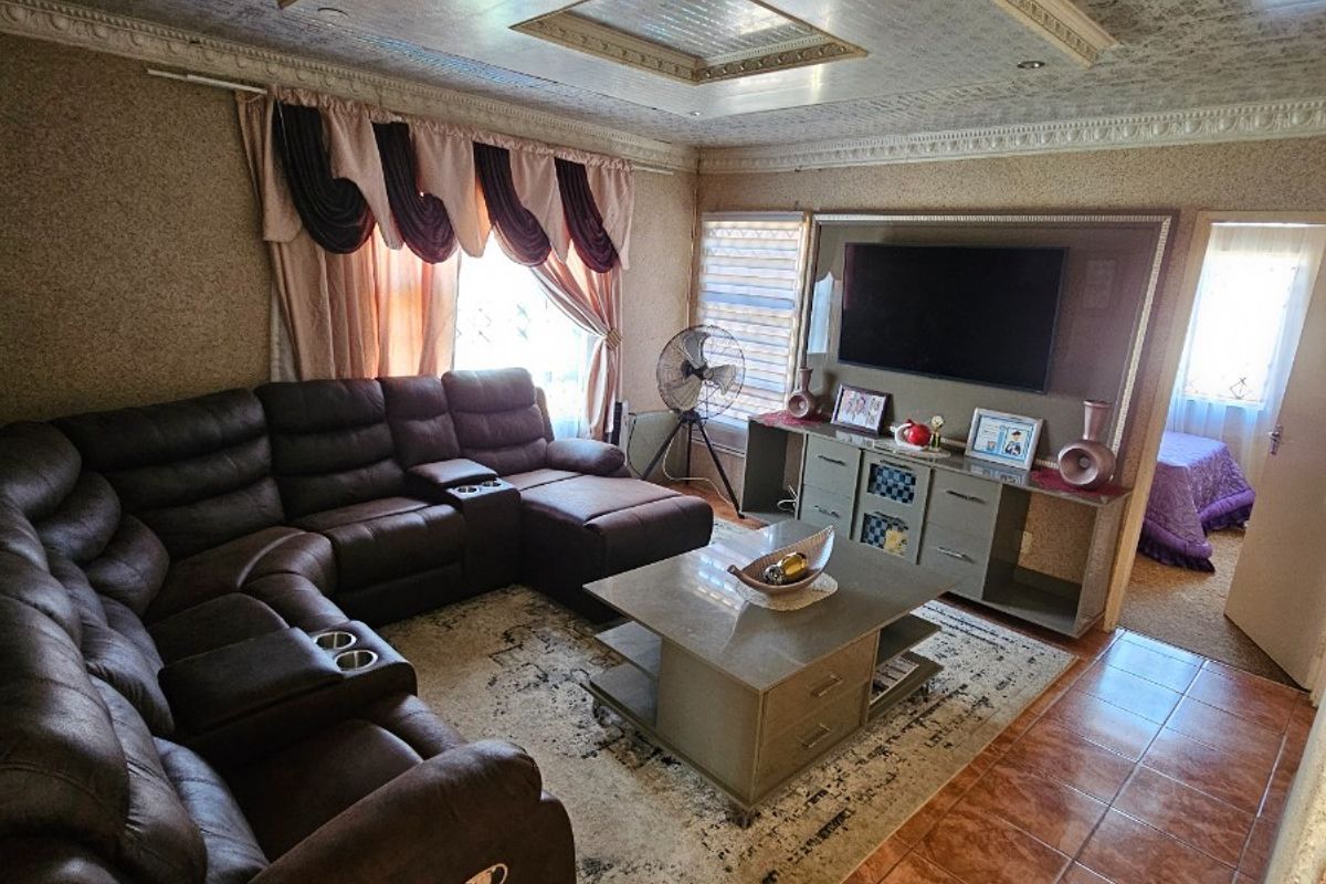 Urgent House Sale in Thabong, Welkom - Photo 4