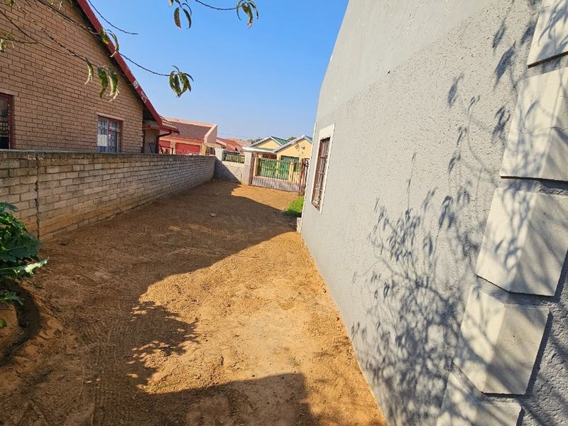 Urgent House Sale in Thabong, Welkom - Photo 9