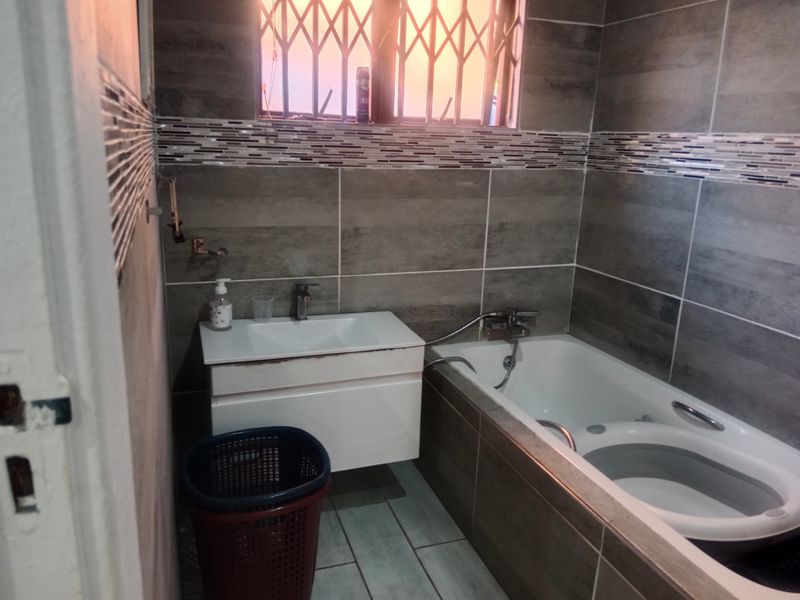 House For Sale in Ocean view, Bluff - Photo 10