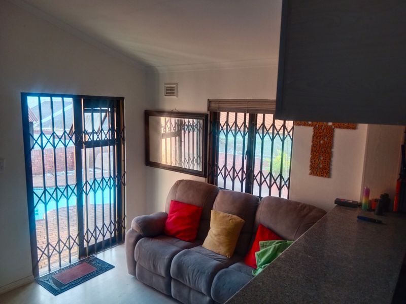House For Sale in Ocean view, Bluff - Photo 4