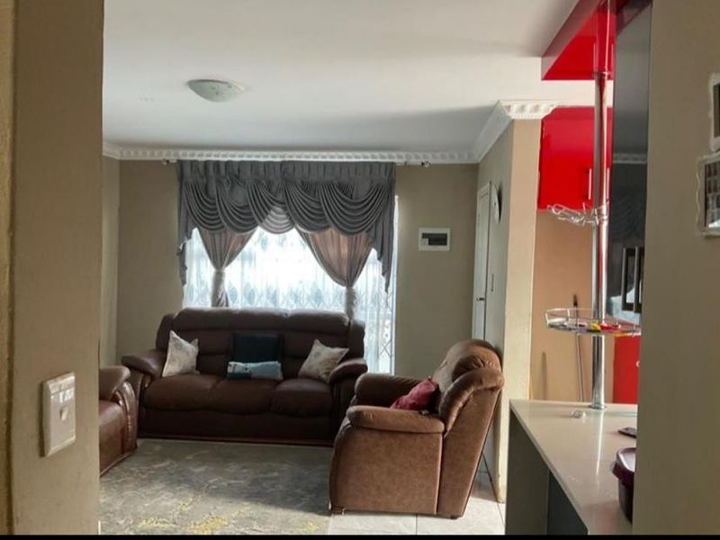 4 Bedroom House For Sale in Glenway Estate, Pretoria Gauteng - Photo 4