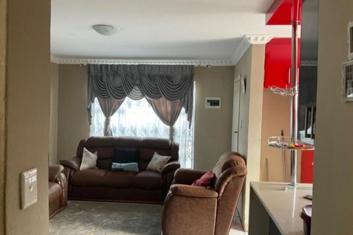 4 Bedroom House For Sale in Glenway Estate, Pretoria Gauteng - Photo 4