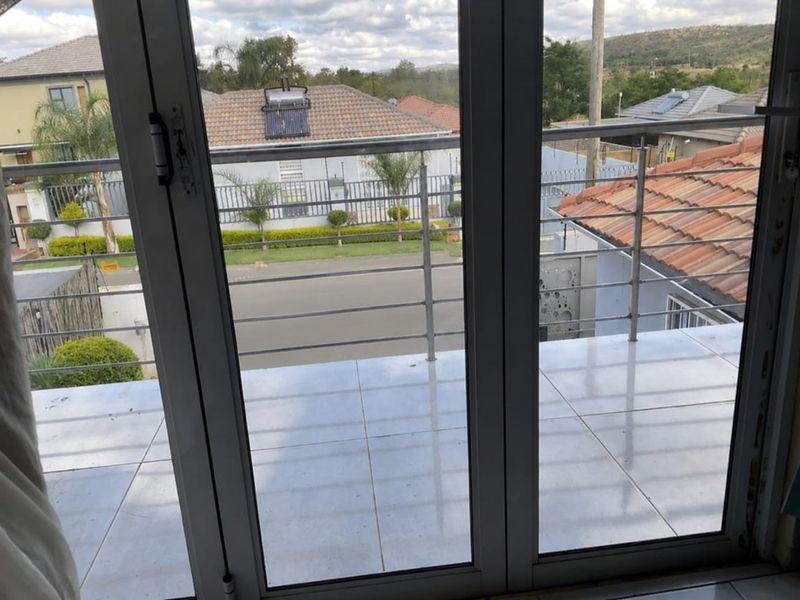 4 Bedroom House For Sale in Glenway Estate, Pretoria Gauteng - Photo 3